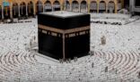 قاصدو المسجد الحرام ينعمون باجواء من الروحانية والسكينة وهم يؤدون شعائرهم