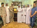 العميد الركن عامرالشهري يقدم شهادة شكروتقديرلرئيس بلدية صامطة “الدغريري “