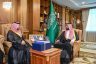الأمير محمد بن عبدالعزيز يتسلّم التقرير السنوي لغرفة جازان لعام 2025