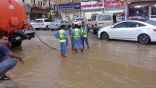 بلدية أحد المسارحة تسخر وتساند بمعداتها لنزح وردم المياه المتجمعة جراء الامطار