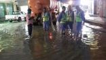 بلدية أحد المسارحة تسارع لتنظيف مخلفات الأمطار