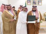 سمو أمير منطقة جازان بالنيابة يكرم صاحب الملعب المنحوت