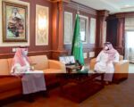 تسلم تقريرا عن استراتيجية ومنجزات التعليم سمو نائب أمير منطقة جازان يستقبل المدير العام للتعليم بالمنطقة