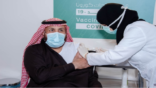 شاهد.. مدير صحة الشرقية يتلقى الجرعة الأولى من لقاح كورونا