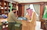 تسلم نسخة من مجلة ” الوثيقة ” سمو أمير منطقة جازان يستقبل مدير جوازات المنطقة ..