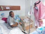 مدير مستشفى جازان العام يعايد المرضى المنومين بالمستشفى