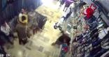 بالفيديو.. حوثيون يتهجمون على صاحب محل تجاري لعدم دفعه “الضرائب”