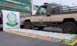 دوريات الأفواج الأمنية بمنطقة جازان تقبض على شخص لتهريبه (98) كيلوجرامًا من نبات القات المخدر