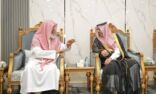 نائب أمير جازان يعزي شيخ شمل السادة الخلاوية وتوابعها في وفاة والده