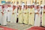 أمير الرياض يؤدي صلاة الميت على فهد بن عبدالمحسن ووالدة خالد بن سعد بن سعود