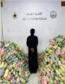 الإطاحة بمواطن أخفى 374 كيلو جراماً من نبات القات في مركبة