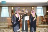 أمير جازان يكرّم الطالبة لانا أبوطالب لتحقيقها الميدالية الذهبية في معرض سيئول للاختراعات 2025