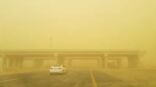 موجة غبار تجتاح جازان وانعدام للرؤية على الطرق