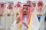خادم الحرمين الشريفين يؤدي صلاة عيد الفطر في قصر السلام بجدة