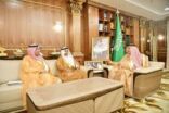 أمير جازان يستقبل وكيل وزارة البيئة لخدمة المستفيدين وشؤون الفروع
