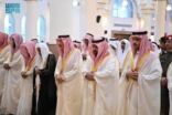 أمير منطقة جازان ونائبه يؤديان صلاة عيد الفطر