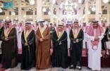 أمير الرياض يؤدي صلاة الميت على الأميرة نوره بنت عبدالعزيز بجامع الإمام تركي بن عبدالله