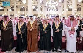 أمير الرياض يؤدي صلاة الميت على الأميرة نوره بنت عبدالعزيز بجامع الإمام تركي بن عبدالله