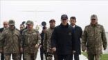 وزير الدفاع التركي وقادة الجيش يتفقّدون الوحدات العسكرية قرب الحدود مع سوريا