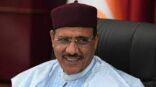 أصوله عربية ووصل للحكم بانتخابات نادرة.. ماذا تعرف عن رئيس النيجر الذي أطاح به الانقلابيون؟
