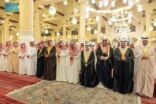 أمير الرياض ونائبه يؤدّيان صلاة الميت على الأمير محمد بن فيصل بن محمد في جامع الإمام تركي