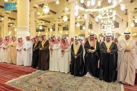 أمير الرياض ونائبه يؤدّيان صلاة الميت على الأمير محمد بن فيصل بن محمد في جامع الإمام تركي