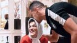 بالفيديو.. رونالدو يحقق حلم الإيرانيين.. استقبل الرسامة فاطمة