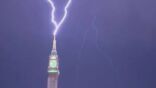 شاهد.. منظر مهيب لتوثيق عناق البرق بقمة برج الساعة خلال أمطار الجمعة