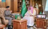أمير جازان يستقبل مدير مكافحة المخدرات بالمنطقة
