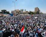 آلاف السودانيين يتظاهرون للمطالبة بالحكم المدني