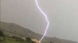 شاهد “الصاعقة المخيفة” تضرب منازل بالعارضة ..و”المسند” يقدم نصائحه