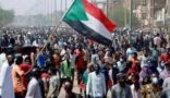 آلاف السودانيين يواصلون التظاهر في الخرطوم