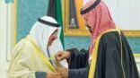 نيابة عن خادم الحرمين.. ولي العهد يقلّد أمير الكويت الشيخ مشعل الأحمد الجابر الصباح قلادة الملك عبدالعزيز