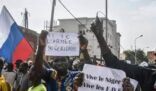 فيديو.. متظاهرون يضرمون النار بأحد أبواب سفارة فرنسا بالنيجر مرددين: “تحيا روسيا”
