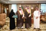 أمير منطقة جازان يكرّم مواطنة لموقفها البطولي في إنقاذ أسرة من حادث مروري
