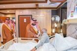 أمير جازان يزور الأديب إبراهيم مفتاح بالمستشفى ويطمئن على صحته