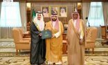 أمير منطقة جازان يكرّم الطالب إياد عماري لتبرعه لوالده بجزء من الكبد