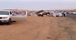 “مفحط” يقود سيارة على إطارين ويصدم أحد مشاهدي العرض (فيديو)