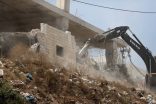 الاحتلال يهدم محالاً تجارية في مخيم قلنديا ويعتقل 11 فلسطينياً بالضفة