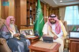 أمير جازان يستقبل المستشار الشرعي بفرع الإفتاء ويدشّن برنامج “معًا.. شرع وأمن”