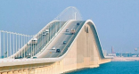 وزير المواصلات البحريني: جسر الملك حمد يشمل مسارًا للسكك الحديدية