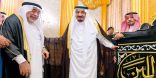 خادم الحرمين الشريفين يسلم كسوة الكعبة الجديدة التي صنعت في عهده