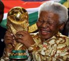 الفيفا ينكِّس أعلامه حدادًا على مانديلا