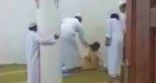 للمرة الثانية خلال أيام.. معلم ينهال ضربًا بالسوط على أحد تلاميذه بالمملكة