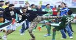 مشجعون يوقفون مباراة لفريق إسرائيلي ويضربون لاعبيه (فيديو)