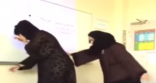 معلمتان ترقصان على الموسيقى داخل فصل دراسي تسببان غضبًا شعبيًّا