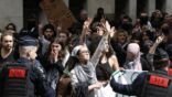 الشرطة الفرنسية تستخدم العنف في إخلاء متظاهرين مؤيدين للفلسطينيين من جامعة السوربون
