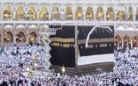 شاهد.. معتمرون يمزقون كسوة الكعبة