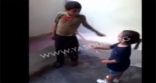 الإطاحة بعائلة الطفل اللبناني معذِّب قرينه السوري (فيديو)