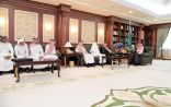 أمير منطقة جازان يلتقي مساعد رئيس تحرير صحيفة عكاظ وعددا من محرريها